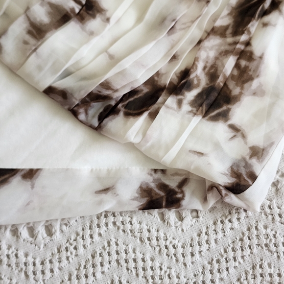 ✨️2/$20 Sleeveless Pleated Blouse - Picture 4 of 5